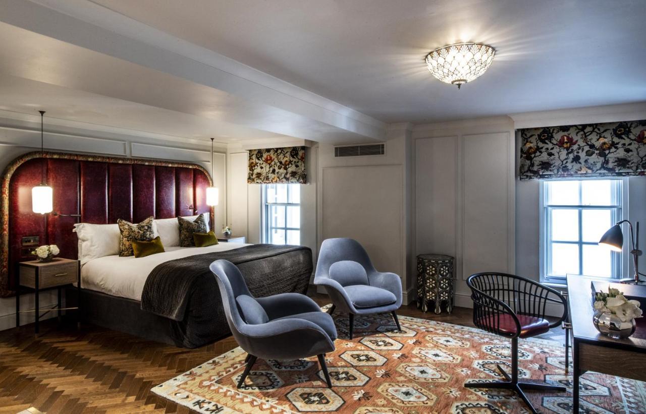 The Bloomsbury Hotel Londra Esterno foto A bedroom at the hotel