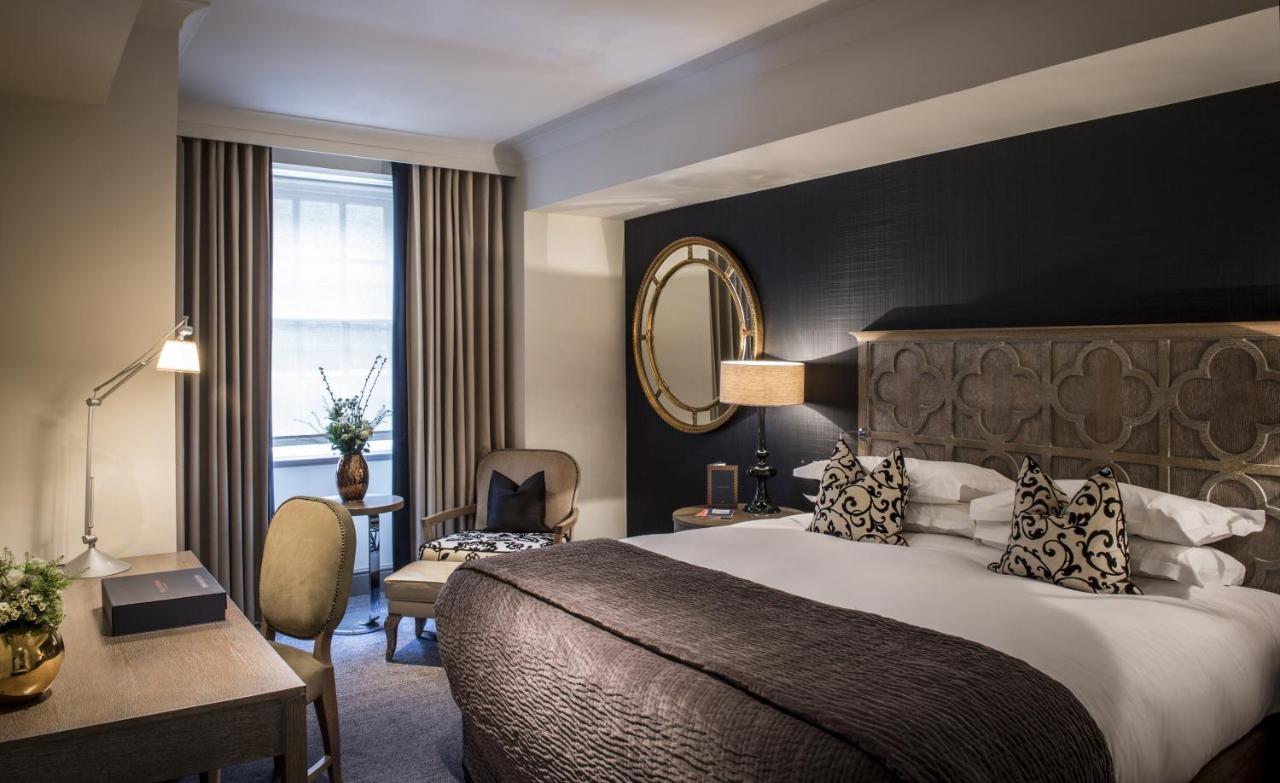 The Bloomsbury Hotel Londra Esterno foto A bedroom at The Westin Palace, London
