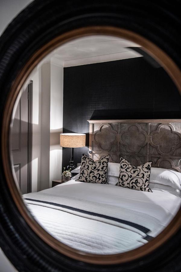 The Bloomsbury Hotel Londra Esterno foto A bedroom at the hotel