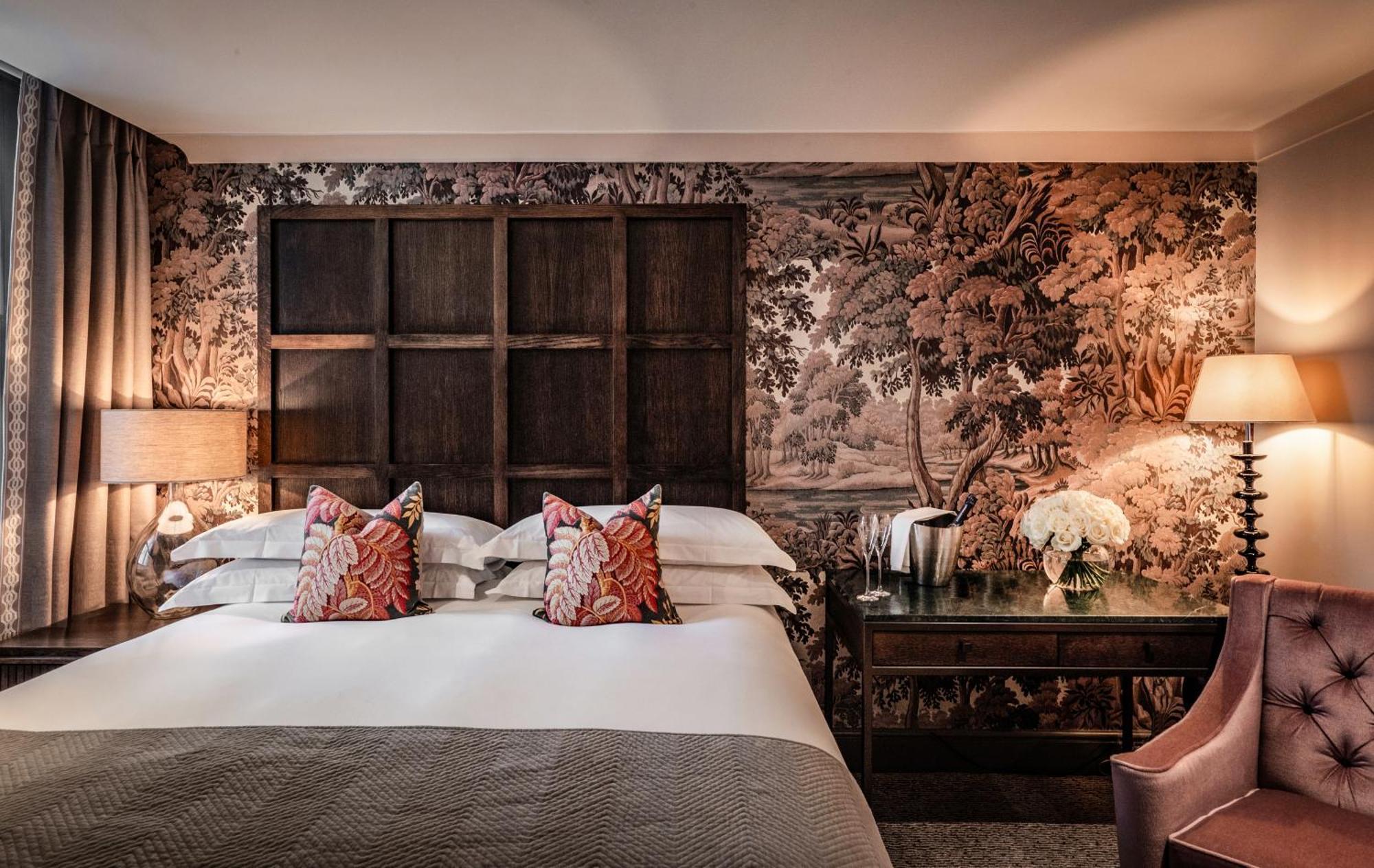 The Bloomsbury Hotel Londra Esterno foto A bedroom at The Ivy Collection
