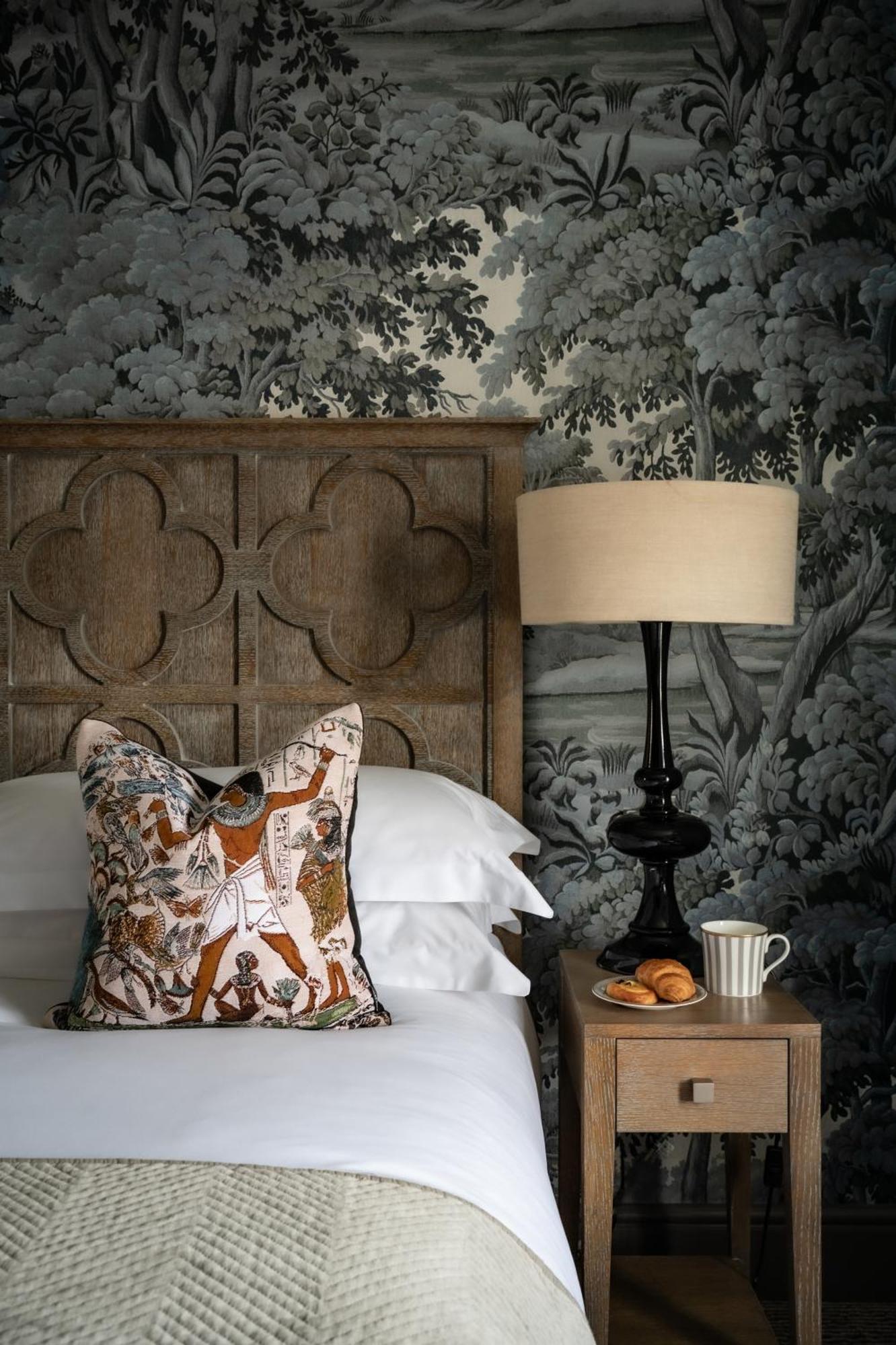 The Bloomsbury Hotel Londra Esterno foto A bedroom at The Pig