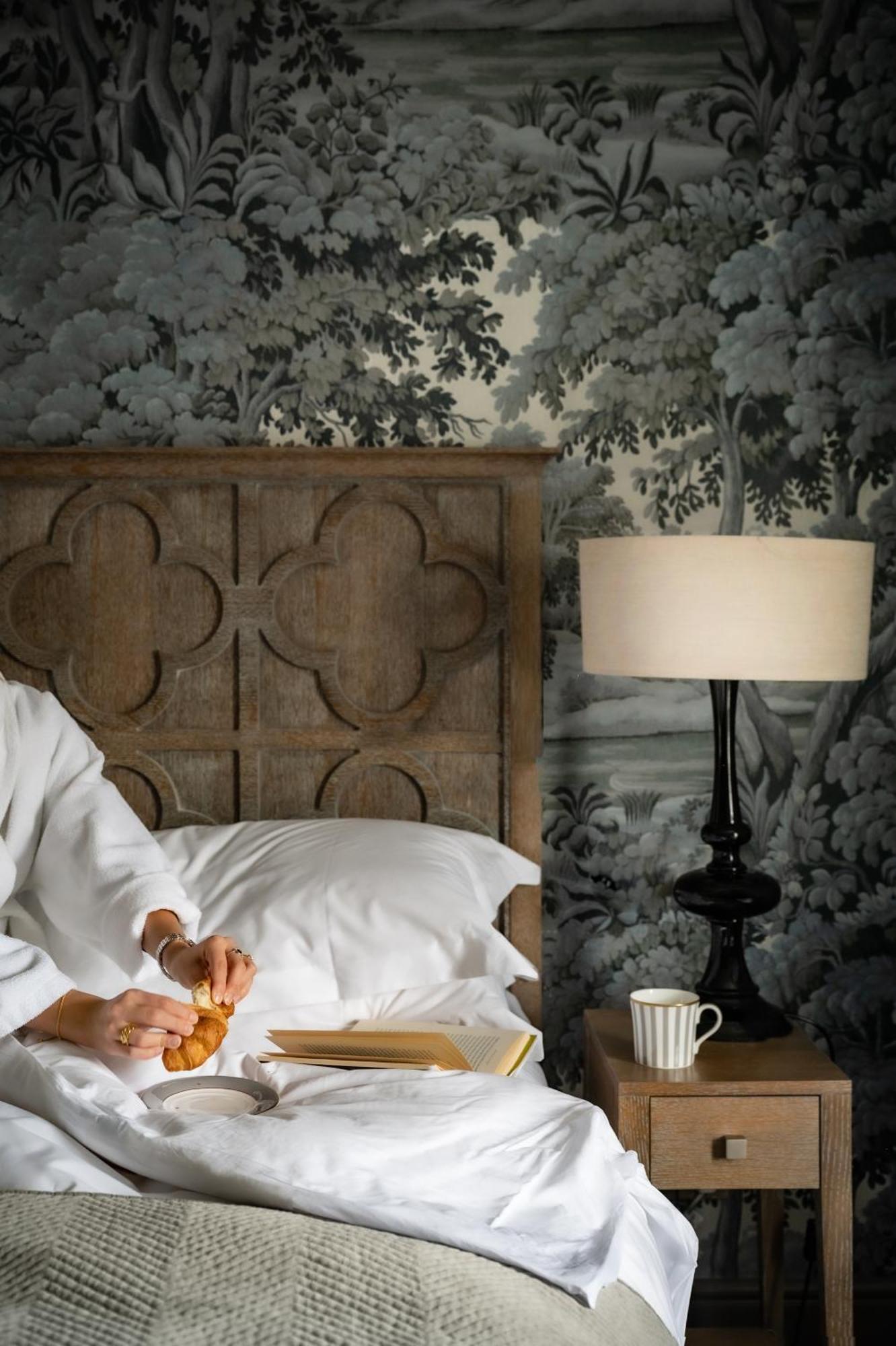 The Bloomsbury Hotel Londra Esterno foto A bed with a lamp