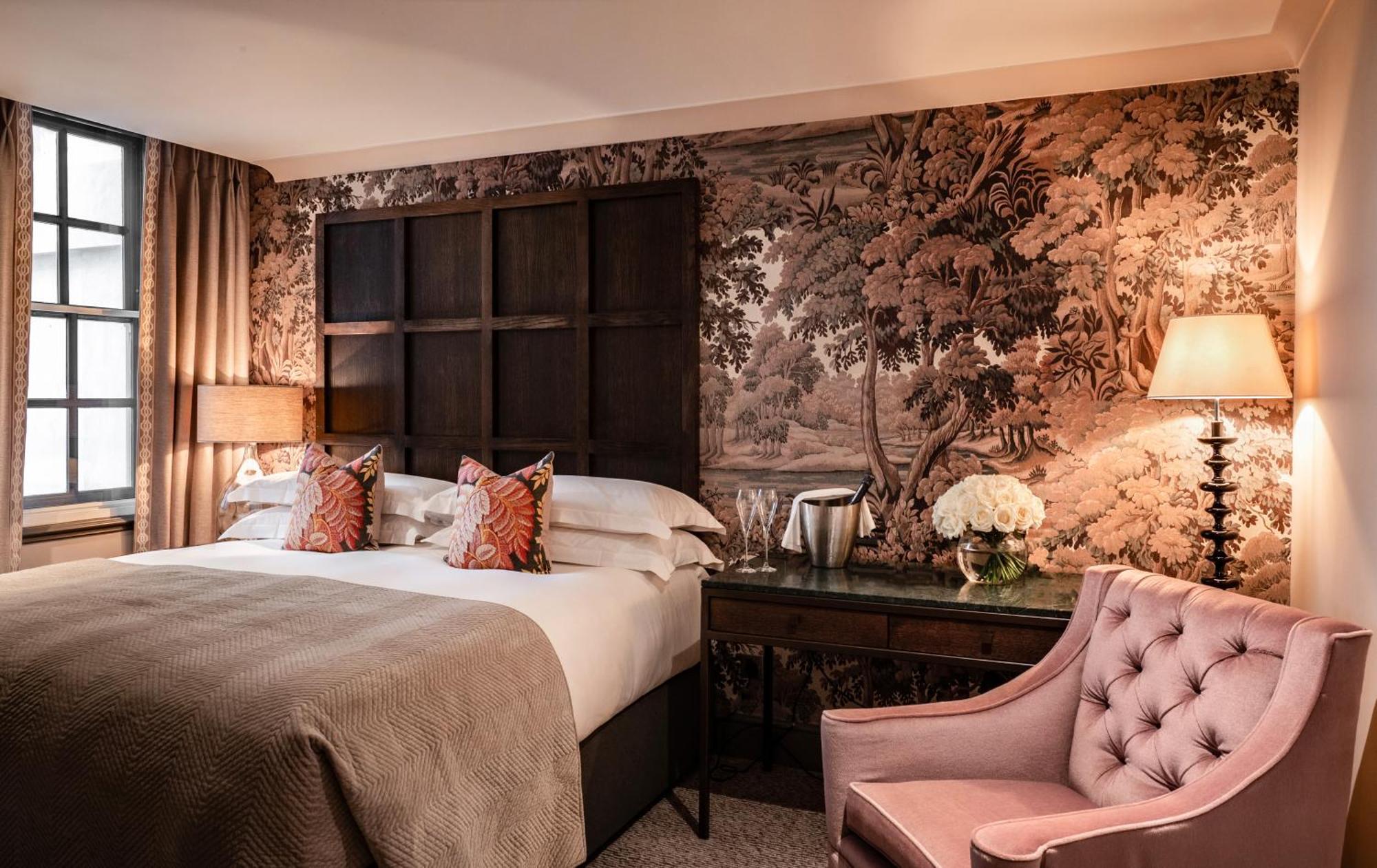 The Bloomsbury Hotel Londra Esterno foto A bedroom at The Ivy Collection