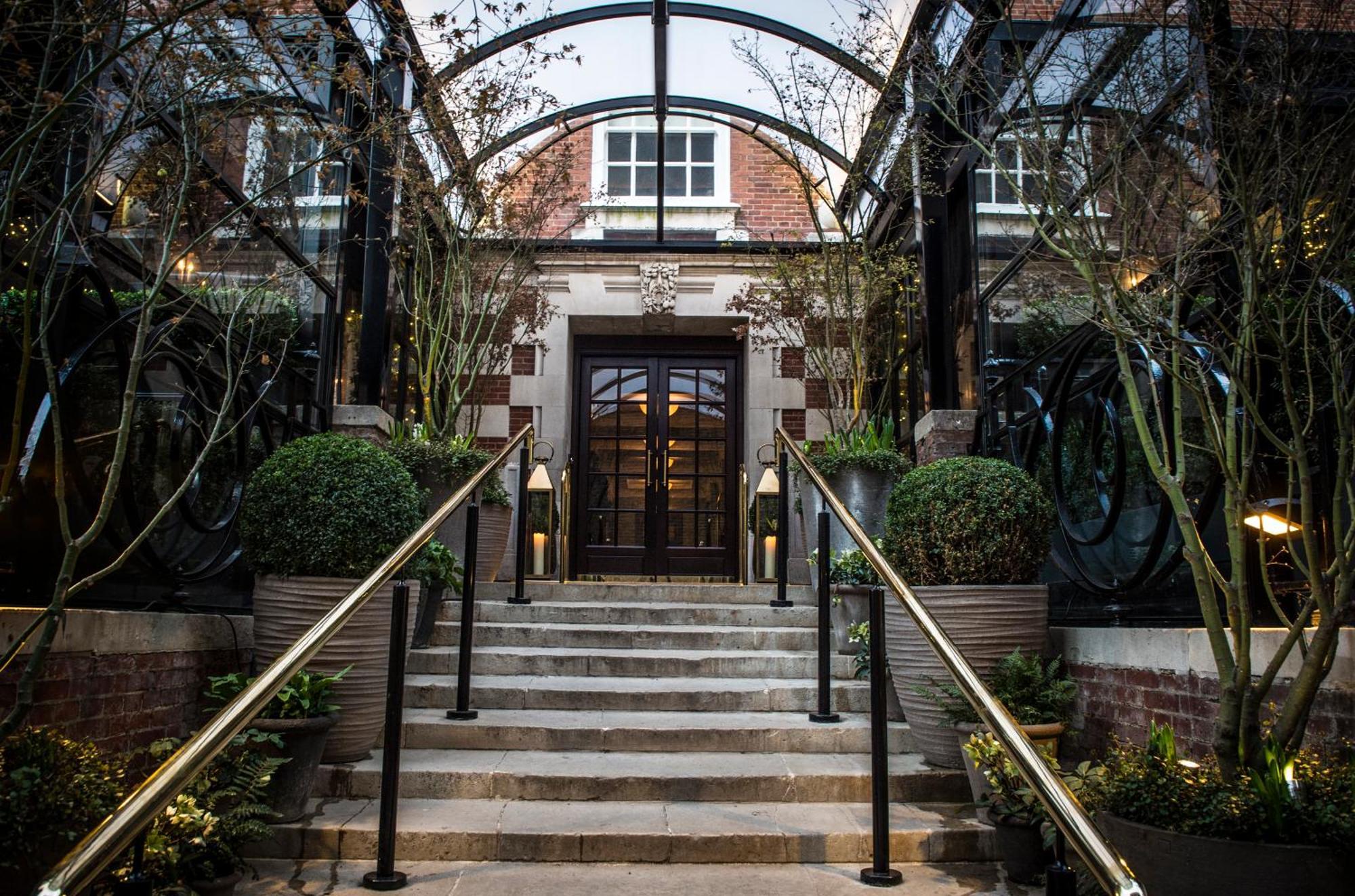 The Bloomsbury Hotel Londra Esterno foto Entrance to the hotel