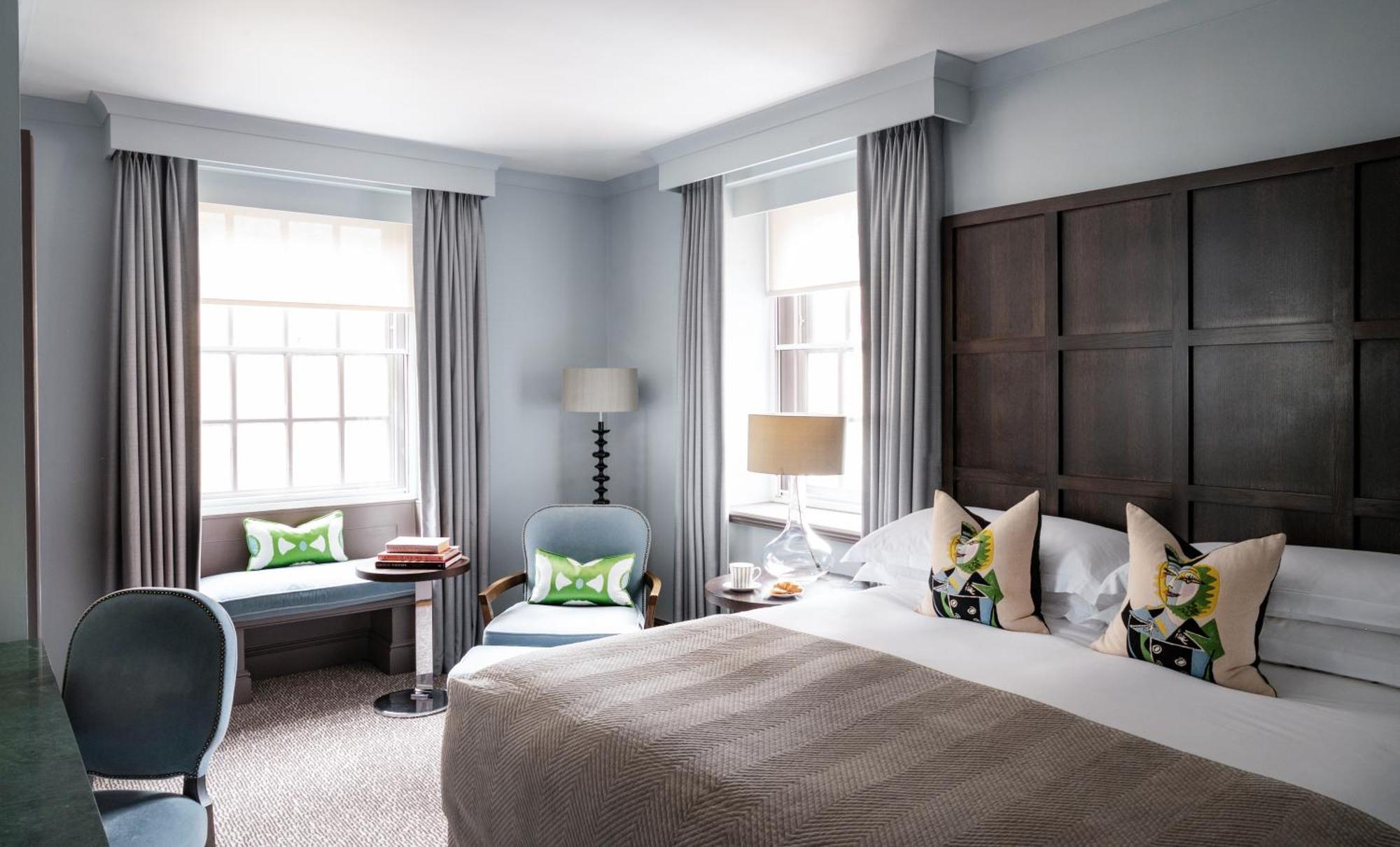 The Bloomsbury Hotel Londra Esterno foto A bedroom at the hotel