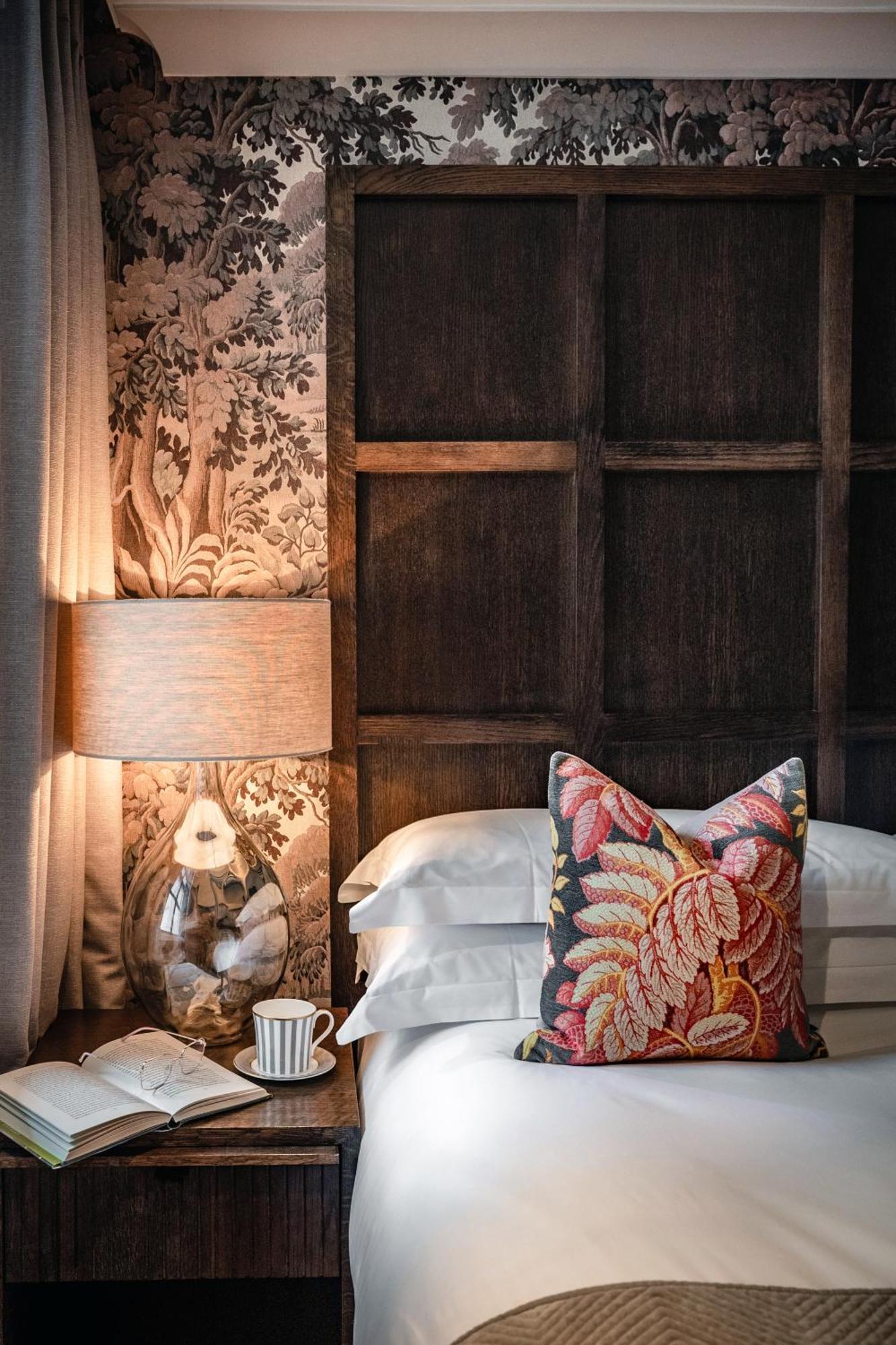 The Bloomsbury Hotel Londra Esterno foto A bedroom at The Old Bank