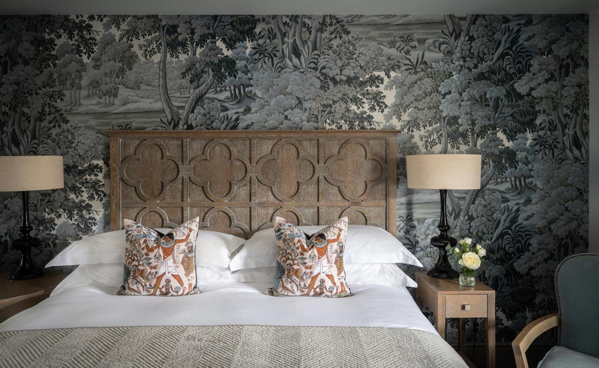 The Bloomsbury Hotel Londra Esterno foto A bedroom at The Mitre