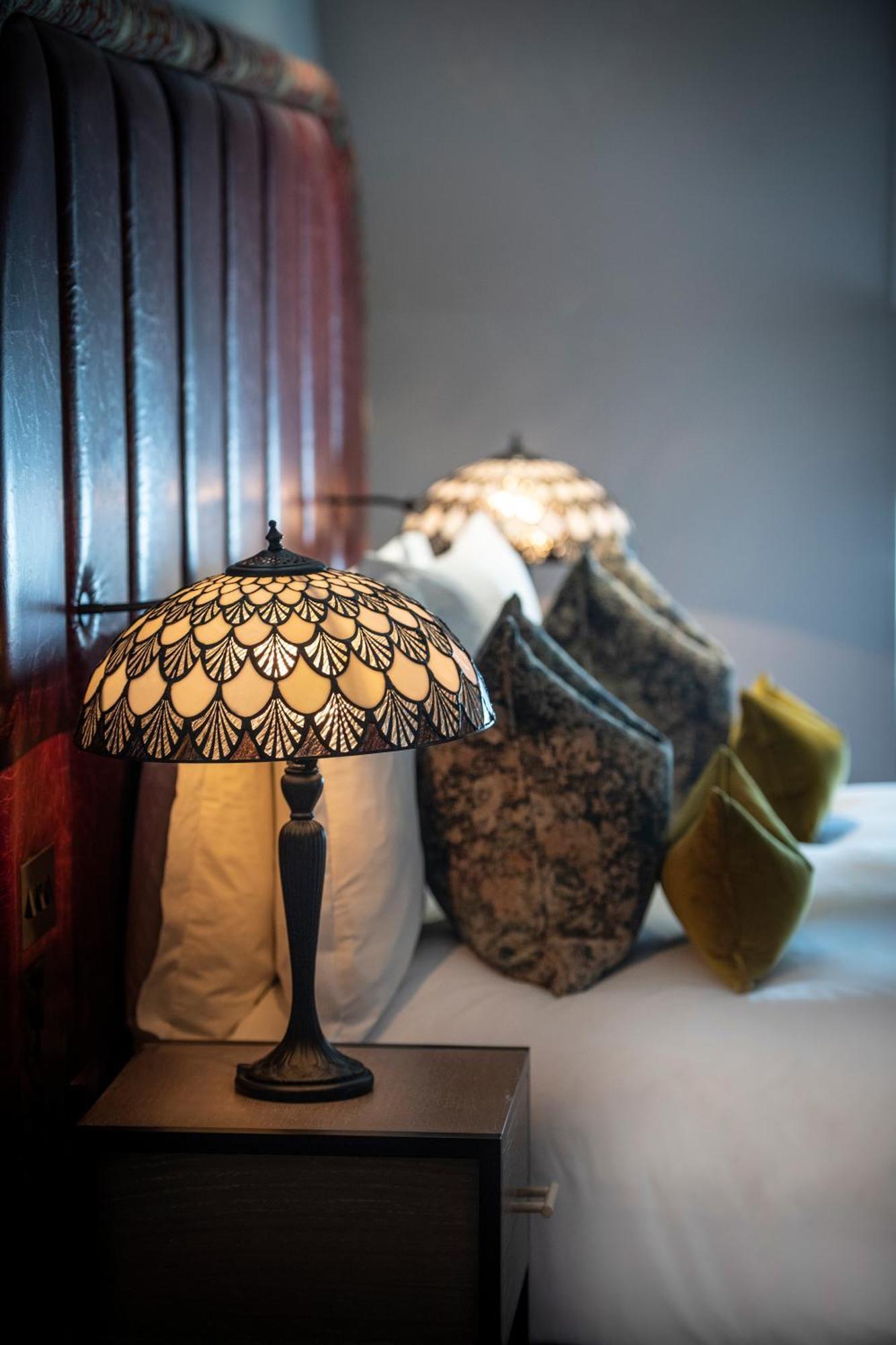 The Bloomsbury Hotel Londra Esterno foto Tiffany lamps