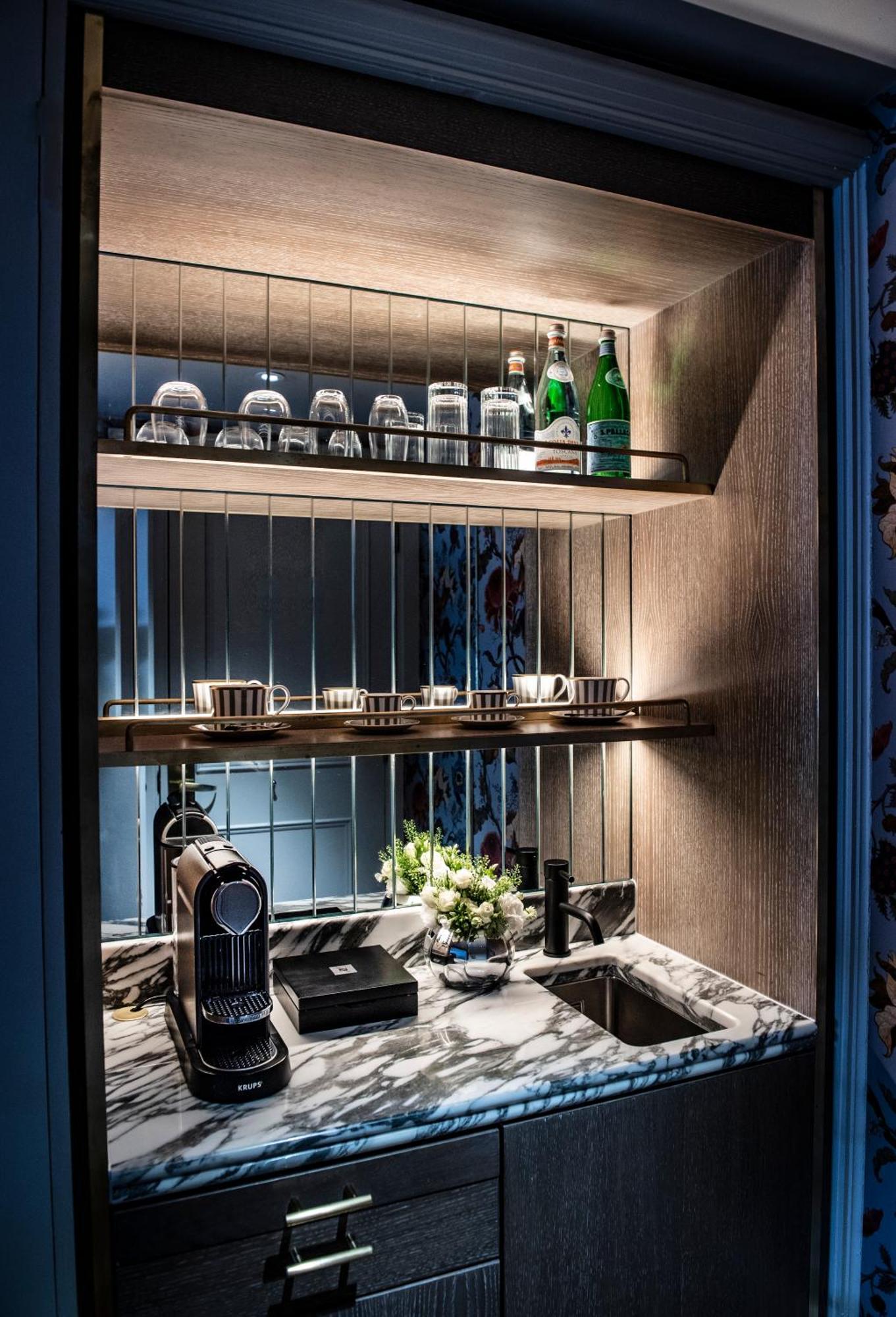 The Bloomsbury Hotel Londra Esterno foto A wet bar in a hotel room