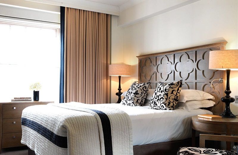 The Bloomsbury Hotel Londra Esterno foto A bedroom at the hotel