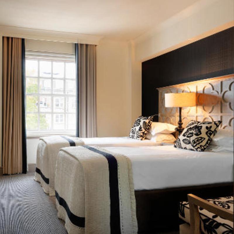The Bloomsbury Hotel Londra Esterno foto A bedroom at the hotel