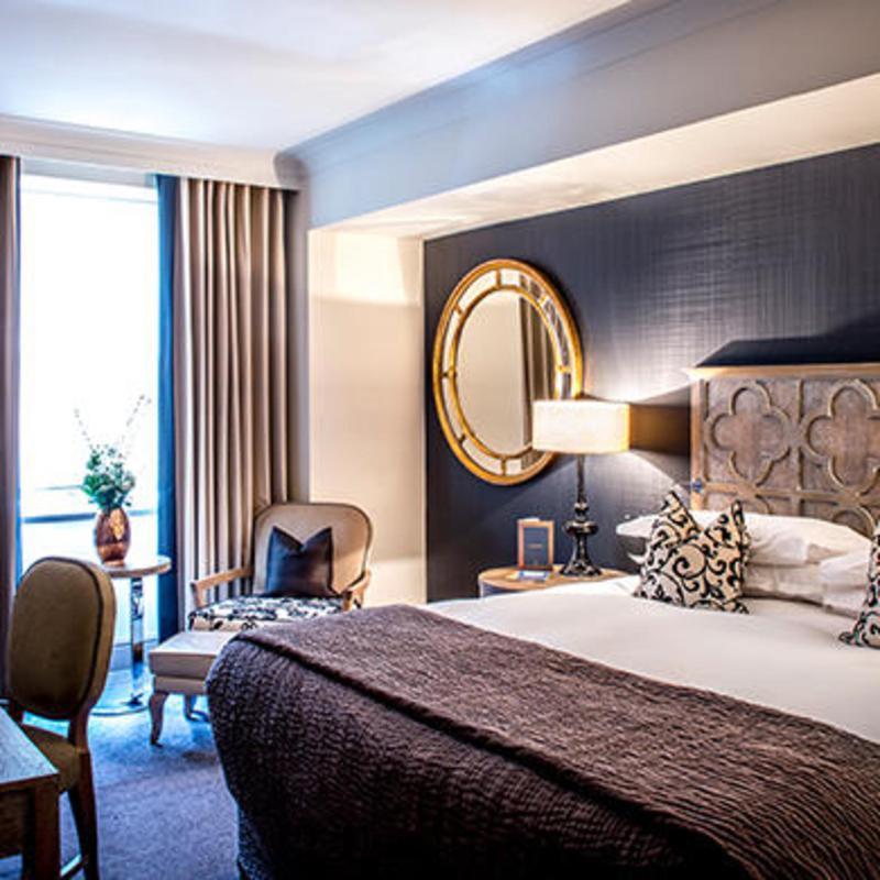 The Bloomsbury Hotel Londra Esterno foto A bedroom at the hotel