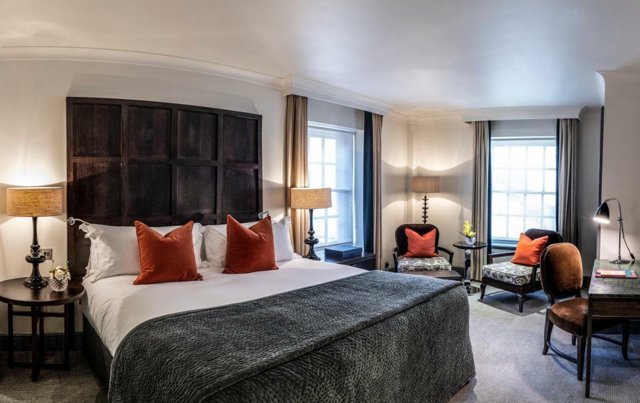 The Bloomsbury Hotel Londra Esterno foto A bedroom at the hotel