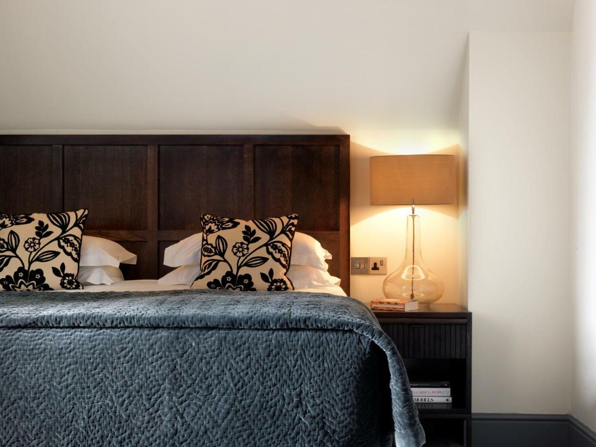 The Bloomsbury Hotel Londra Esterno foto A bedroom at the hotel