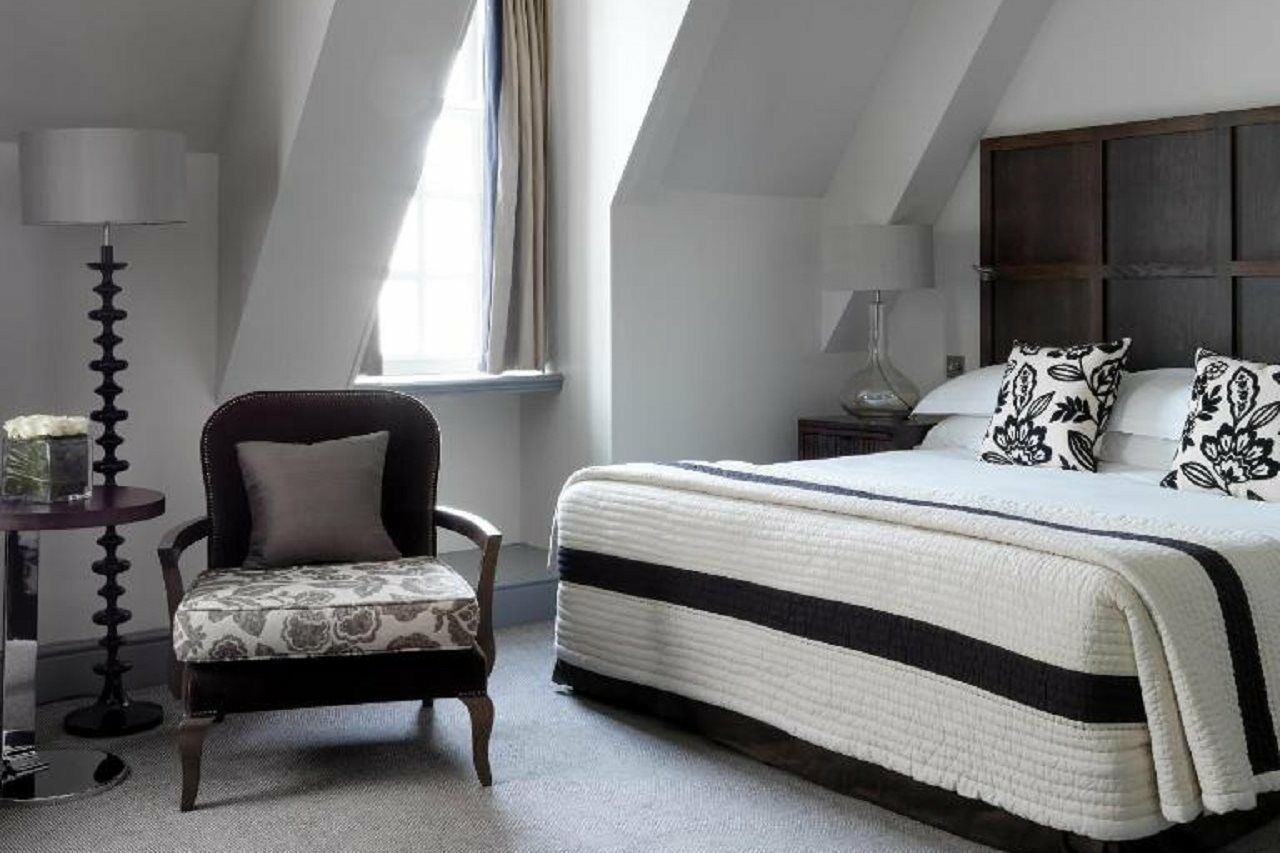 The Bloomsbury Hotel Londra Esterno foto A bedroom at the hotel